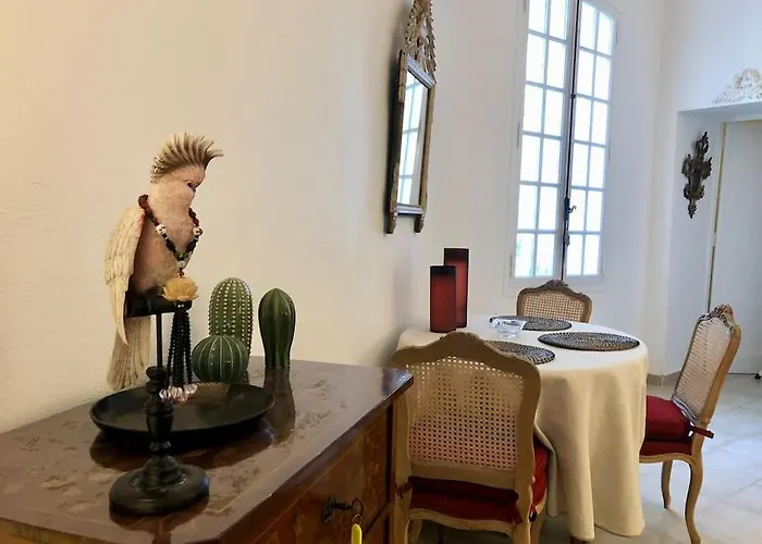 Ulysse, Appartement Spacieux Au Centre Historique D\'Uzes En Rez-De-Chaussee Avec Exterieur, Proche Parking Des Marroniers