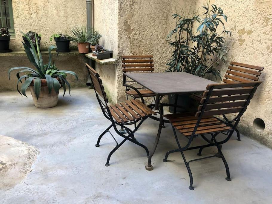 Ulysse, Spacieux Au Centre Historique D'uzes En Rez-de-chaussee Avec Exterieur, Proche Parking Des Marroniers Uzes